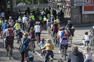 Die Kidical Mass 2029 fährt über die Severinsbrücke in Köln. Im Bild: viele Menschen fahren auf Fahrrädern über eine Straße, die sonst dem Autoverkehr vorbehalten ist.