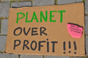 Demoschild Planet over Profit - Auch die Klimakrise ist global