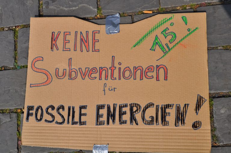 Demoschild: Keine Subventionen für fossile Energien