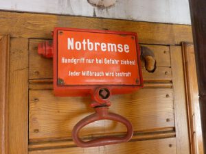 https://pixabay.com/de/photos/notbremse-gefahr-zug-blockiert-1053741/