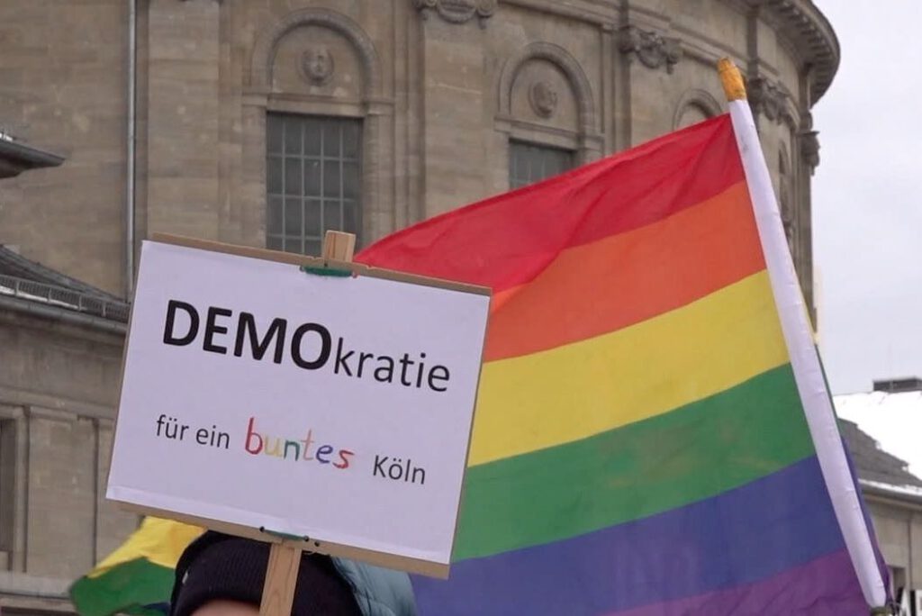 DEMOkratie - für ein buntes Köln - Demoschild am 21.01.24