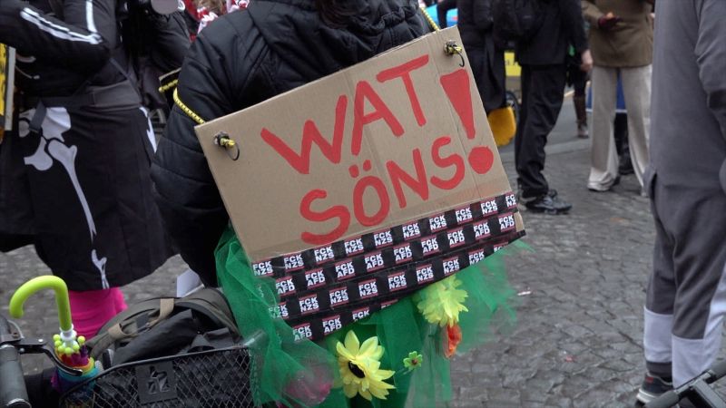 Bild vom Zoch vor dem Zoch, dem politischen Karnevalsumzug vor dem Rosenmontagszug in Köln -