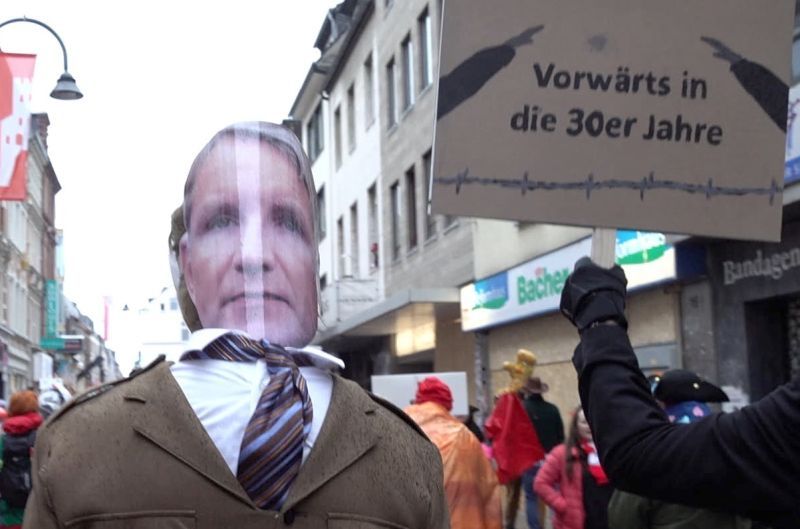 Bild vom Zoch vor dem Zoch, dem politischen Karnevalsumzug vor dem Rosenmontagszug in Köln -