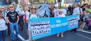 Sharepic ObenBleiben Demozug mit dem Frontbannder der Verkehrswende Köln
