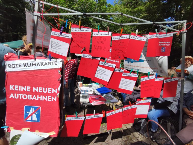 Rote Klimakarte für den Erhalt des Gremberger Wäldchens sind an einer Wäscheleine aufgehängt
