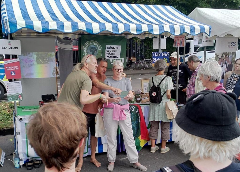 NRW-Tag in Köln - Verlosung des Balkonkraftwerks am ersten Tag - Bild auf den Stand mit Menschen, die gespannt auf die Verkündung warten.