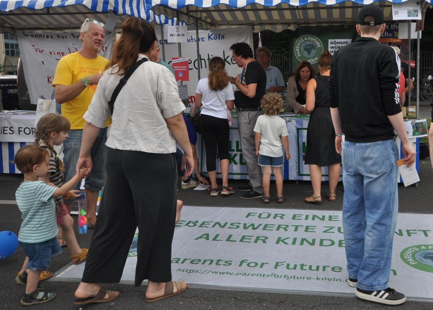 NRW-Tag in Köln - Detailbild vom Stand der Parents for Future Köln - Solarberatung von der Solaroffensive Köln (links im Bild), am Stand informieren sich Menschen über unsere Arbeit (Hintergrund)