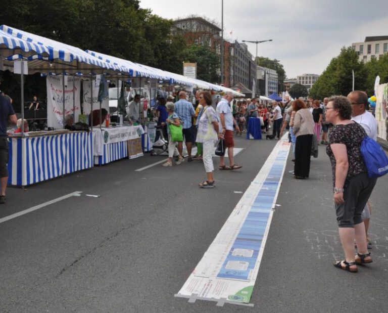 NRW-Tag in Köln - Bild vom Stand der Grannies for Future (links) und Parents for Future Köln (hinten links) - im Vordergrund: der Klimazeitstrahl