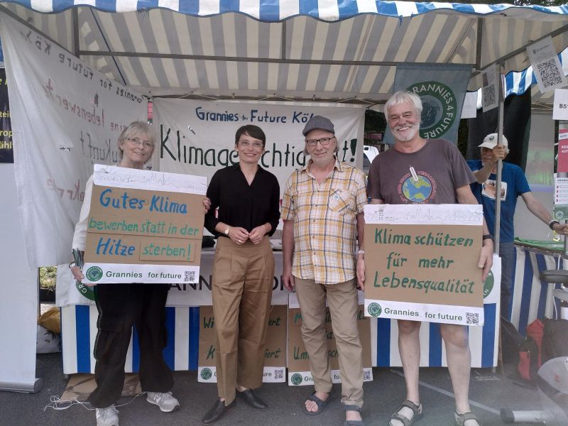 NRW-Tag in Köln - Grannies for Future präsentieren mit NRW-Familienministerin Josephine Paul ihre Sandwichlauf-Schilder: Gutes Klima bewerben statt Hitzetod sterben Klima schützen für mehr Lebensqualität