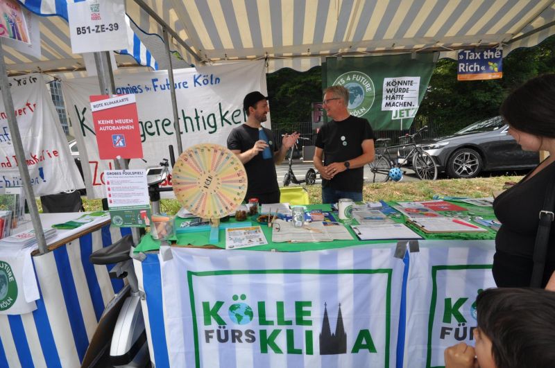 NRW-Tag in Köln - Detailbild vom Stand der Parents for Future Köln kurz nach der Eröffnung. Letztes Durchatmen, bevor das Klimaglücksrad fast durchgehend von Kindern und Eltern bespielt wurde