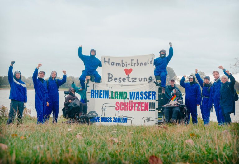 Protest von Klimaaktivist:innen aus dem Rheinland an der Entnahmestelle der geplanten Rheinwassertransportleitung bei Dormagen gegen die Pläne von RWE.