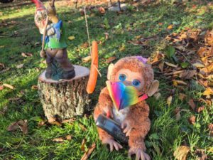 Userin "Affi" wird von einem Gertenzwerg mit Angel eine Möhre vor die Nase gehalten, damit wertvolle persönliche Daten abgefischt werden können. Affi hat sich gleich doppelt geschützt: - das Telefon ist in einer Latexhülle verpackt - vor üblen Möhren schützt eine bunte Maske