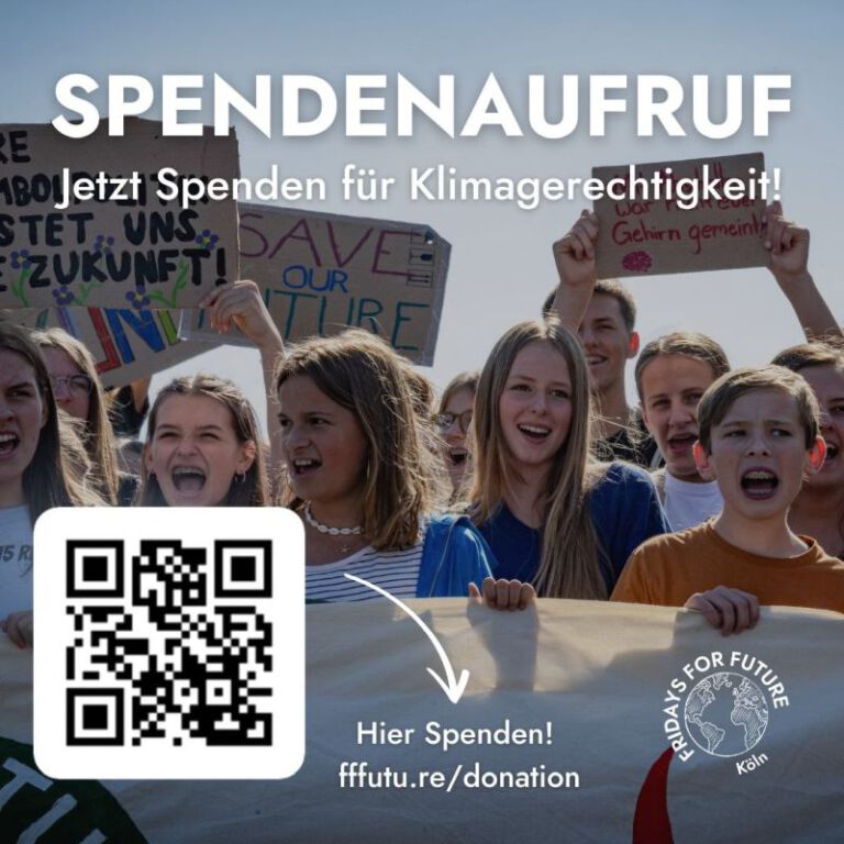 Spendenaufruf von Fridays for Future Köln - Jetzt Spenden für Klimagerechtigkeit! Hier spenden: https://www.gofundme.com/f/fridaysforfuturekoeln Das Bild zeigt eine Gruppe von Jugendlichen, die an einer Demonstration für Klimagerechtigkeit teilnehmen. Sie halten Schilder mit Aufschriften wie "Rettet unsere Zukunft!" und "Save our future" hoch. Ein QR-Code ist prominent platziert, der auf eine Spendenmöglichkeit verweist. Im unteren Bereich des Bildes ist das Logo von Fridays for Future Köln zu sehen.