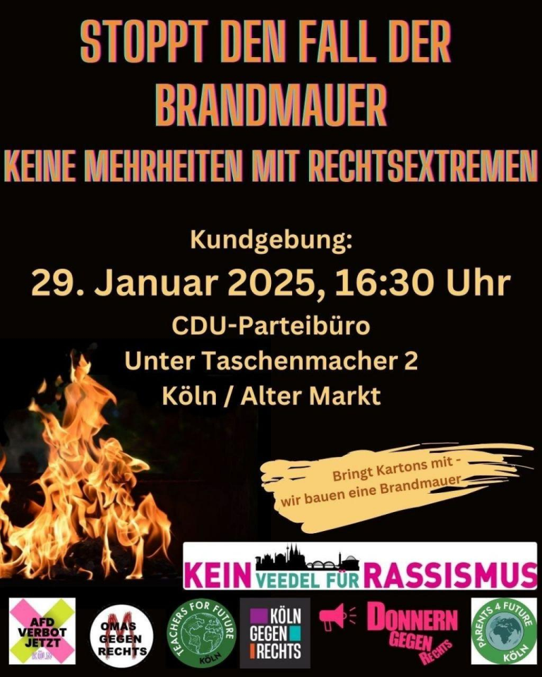 Das Bild ist eine Ankündigung für eine Kundgebung am 29. Januar 2025 um 16:30 Uhr vor dem CDU-Parteibüro in Köln am Alter Markt. Der Titel lautet "Stoppt den Fall der Brandmauer – Keine Mehrheiten mit Rechtsextremen". Die Ankündigung ruft dazu auf, Kartons mitzubringen, um eine symbolische Brandmauer zu bauen. Es sind Logos verschiedener Organisationen zu sehen, darunter "Omas gegen Rechts", "Köln gegen Rechts", "Donnern gegen Rechts" und "Teachers for Future", Parents for Future, AfD-Verbot jetzt, kein Veedel für Rassismus.