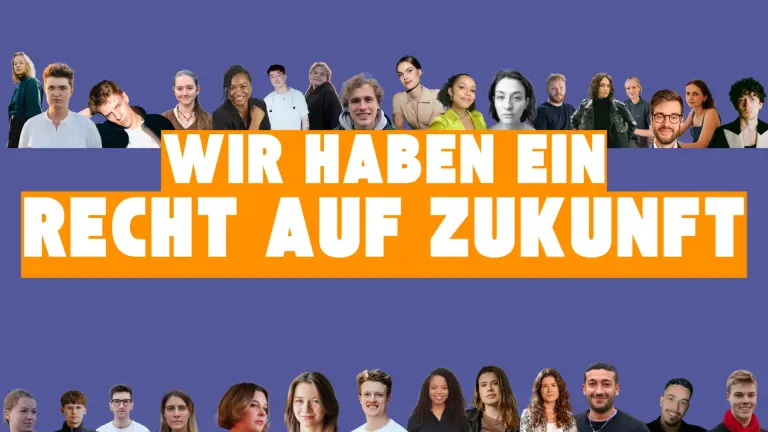 Das Bild zeigt zwei Reihen von Porträts junger Erwachsener vor einem lila Hintergrund. Über den Porträts steht in großen, weißen Buchstaben auf orangem Grund der Satz „Wir haben ein Recht auf Zukunft“.