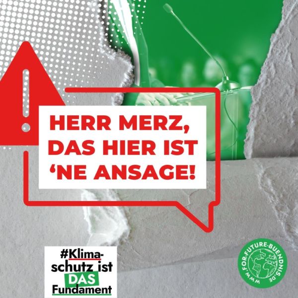 Das Bild zeigt eine auffällige Grafik mit einem roten Ausrufezeichen als Warnsymbol und einem Sprechblasen-Text, der lautet: "HERR MERZ, DAS HIER IST 'NE ANSAGE!" Der Hintergrund ist grün und zeigt eine Person am Rednerpult mit Mikrofon. Im unteren linken Bereich befindet sich ein Hashtag mit der Aufschrift "#Klimaschutz ist DAS Fundament". Im unteren rechten Bereich ist ein grünes Logo mit der Aufschrift "FOR FUTURE-BUENDNIS" zu sehen. Die Grafik verwendet eine Kombination aus roten und grünen Farben.