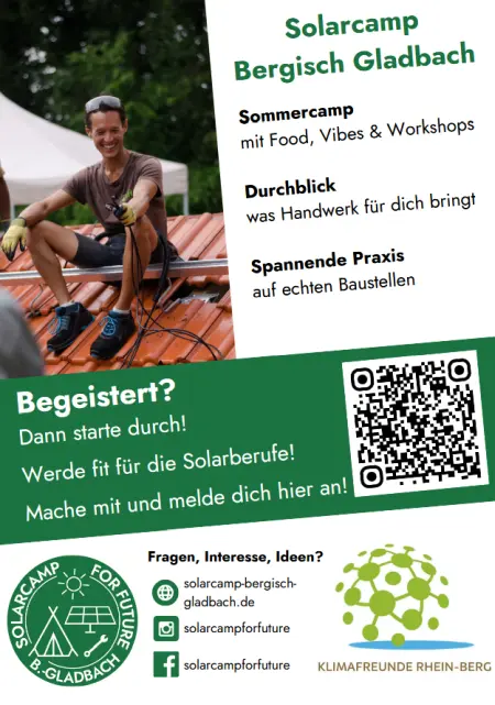 Person sitzt auf einem Dach mit Solarpanelen, bewirbt das Solarcamp Bergisch Gladbach mit Workshops und Praxis auf Baustellen Text: Solarcamp Bergisch Gladbach Sommercamp mit Food, Vibes & Workshops Durchblick, was Handwerk für Dich bringt Spannende Praxis auf echten Baustellen Begeistert? Dann starte durch! Werde fit für Solarberufe! Mach mit und melde Dich hier an: https://solarcamp-bergisch-gladbach.de/