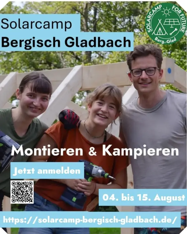 Drei junge Menschen montieren eine Holzkonstruktion im Freien, beworben wird das Solarcamp Bergisch Gladbach vom 4. bis 15. August 2025 mit dem Motto 'Montieren & Kampieren' und einem QR-Code zur Anmeldung: https://solarcamp-bergisch-gladbach.de/