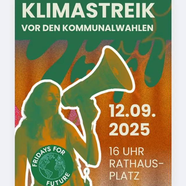 Plakat für den Klimastreik vor den Kommunalwahlen am 12.09.2025 in Köln. Start: 16 Uhr, Rathausvorplatz. Zu sehen ist eine stilisierte Person mit Megafon, der Hintergrund ist orange-grün verwischt, das Fridays for Future Logo ist unten links sichtbar