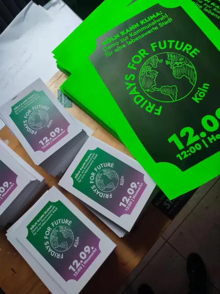 Flyer für den Klimastreik von Fridays for Future in Köln mit Datum 12.09.25, 12:00 Uhr, Heumarkt mit dem Aufruf zur Demo zur NRW-Kommunalwahl