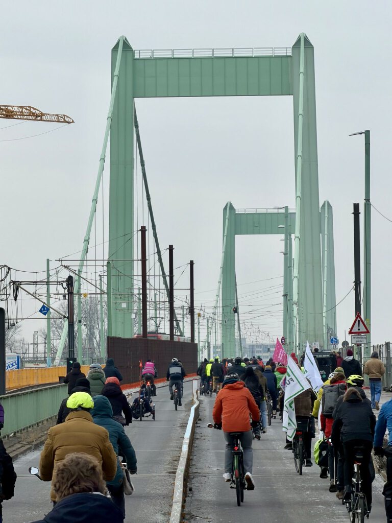 Rund 300 Menschen demonstrieren für sichere und saubere Mobilität auf der Mülheimer Brücke Köln 